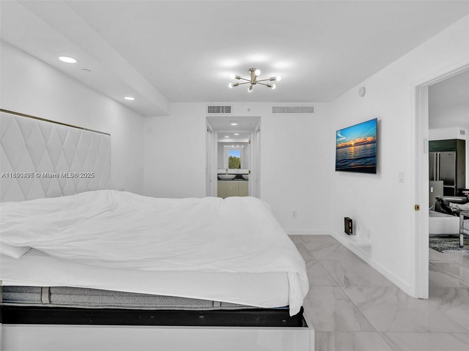 For Sale: $850,000 (2 beds, 2 baths, 1222 Square Feet)