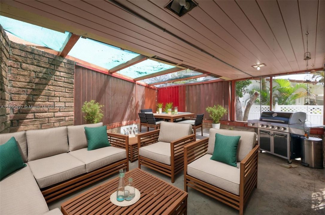 En Venta: $1,150,000 (3 camas, 3 baños, 2589 Pies cuadrados)