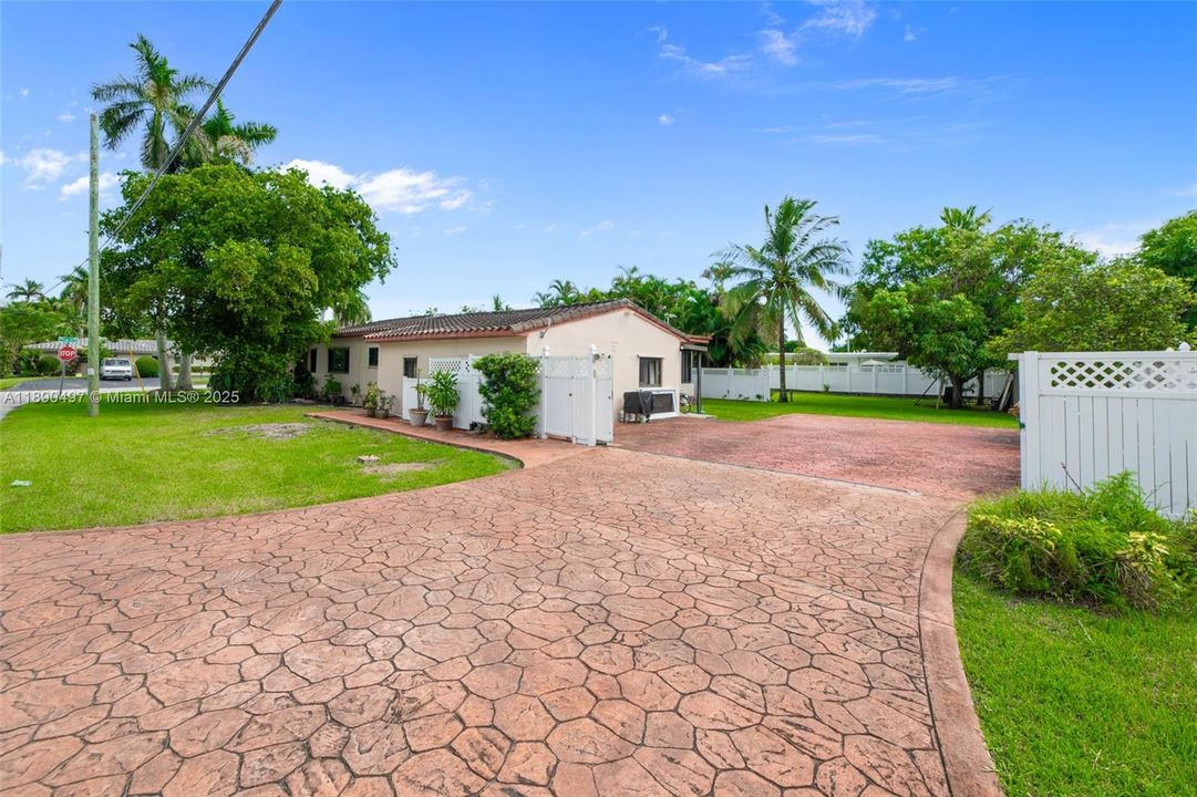 En Venta: $1,150,000 (3 camas, 3 baños, 2589 Pies cuadrados)