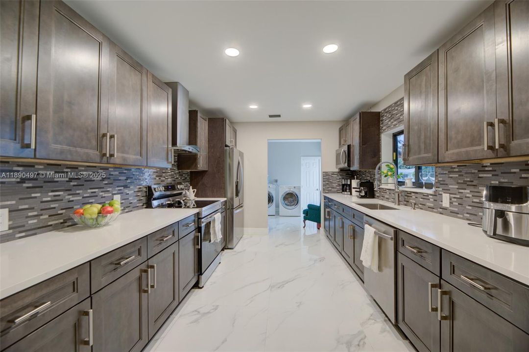 En Venta: $1,150,000 (3 camas, 3 baños, 2589 Pies cuadrados)