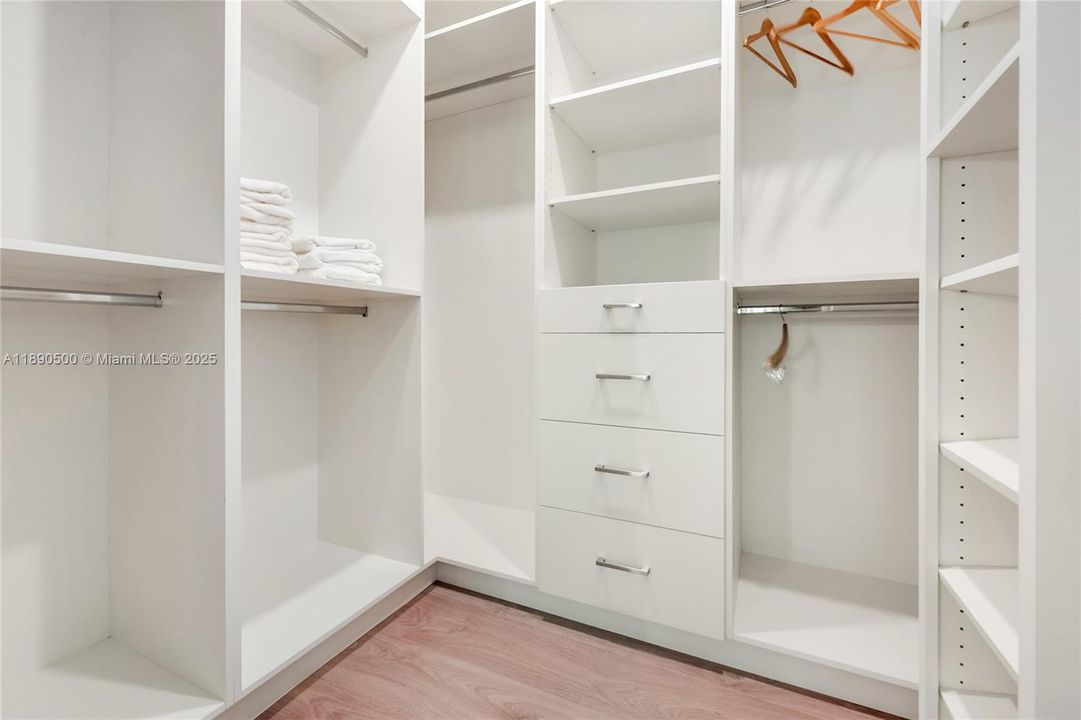 出租: $17,000 (4 贝兹, 4 浴室, 2880 平方英尺)