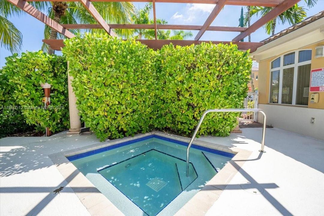 Recently Rented: $4,000 (2 beds, 2 baths, 1745 Square Feet)