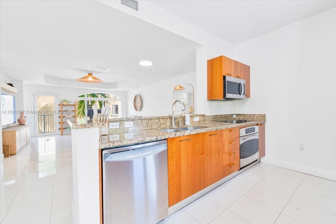 Recently Rented: $4,000 (2 beds, 2 baths, 1745 Square Feet)