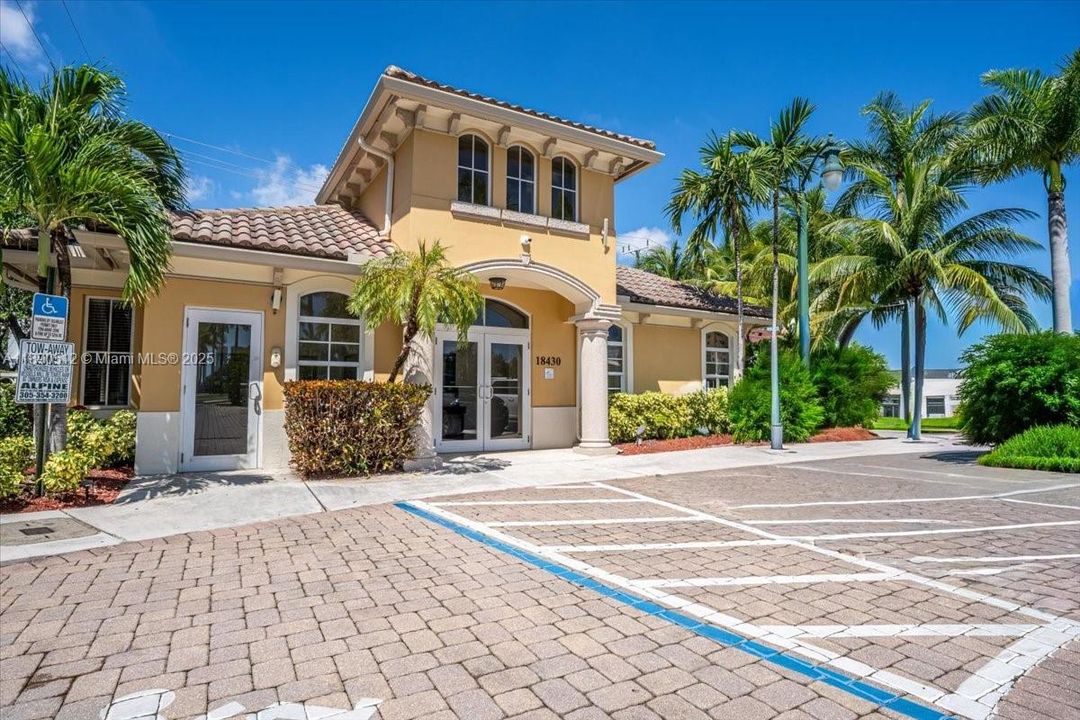 Recently Rented: $4,000 (2 beds, 2 baths, 1745 Square Feet)