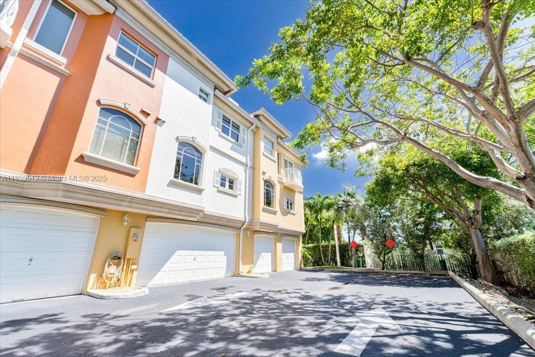 Recently Rented: $4,000 (2 beds, 2 baths, 1745 Square Feet)