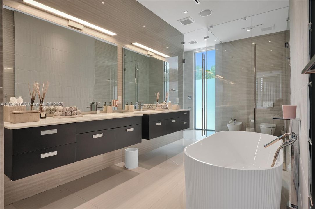 В аренду: $100,000 (5 спален, 5 ванн, 5217 Квадратных фут)