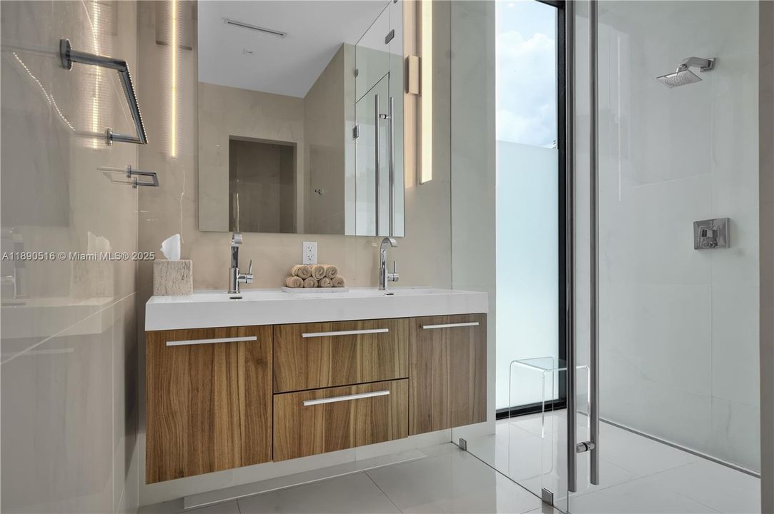 В аренду: $100,000 (5 спален, 5 ванн, 5217 Квадратных фут)