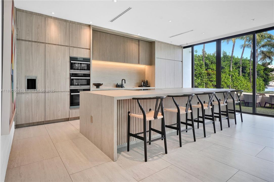 В аренду: $100,000 (5 спален, 5 ванн, 5217 Квадратных фут)