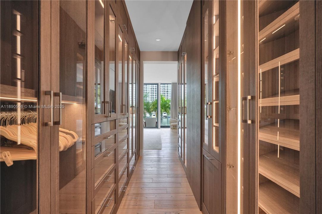 В аренду: $100,000 (5 спален, 5 ванн, 5217 Квадратных фут)