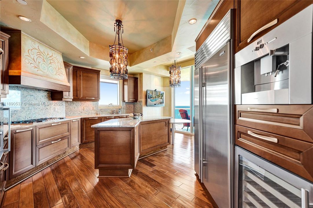 Check out this huge gorgeous kitchen!