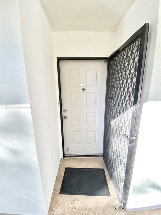 Под контрактом: $127,000 (2 спален, 2 ванн, 1228 Квадратных фут)