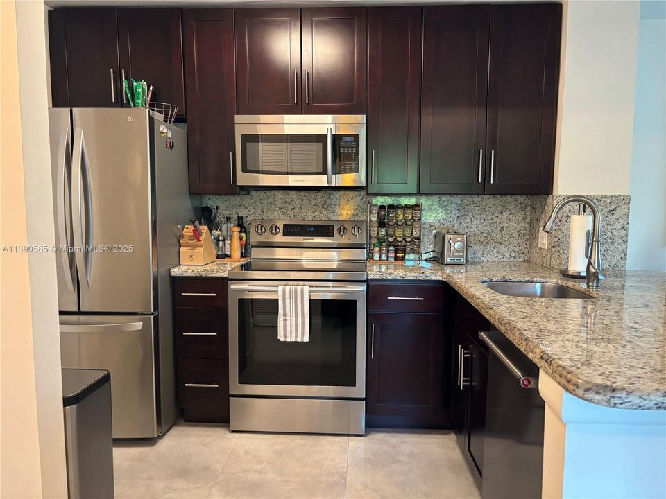 For Sale: $255,000 (1 beds, 1 baths, 618 Square Feet)