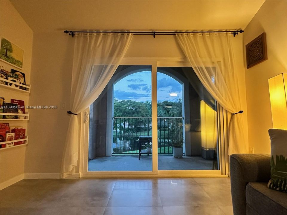 For Sale: $255,000 (1 beds, 1 baths, 618 Square Feet)