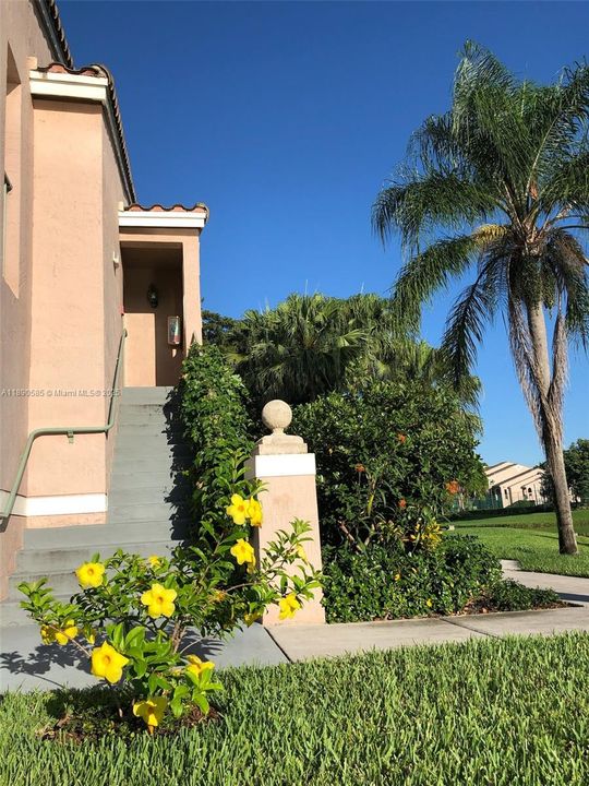 For Sale: $255,000 (1 beds, 1 baths, 618 Square Feet)