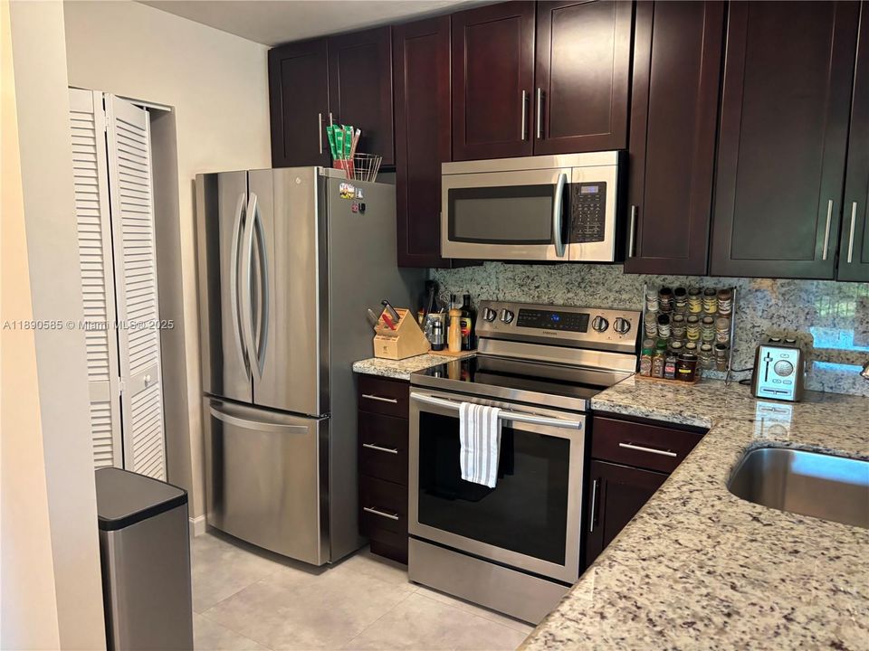 For Sale: $255,000 (1 beds, 1 baths, 618 Square Feet)