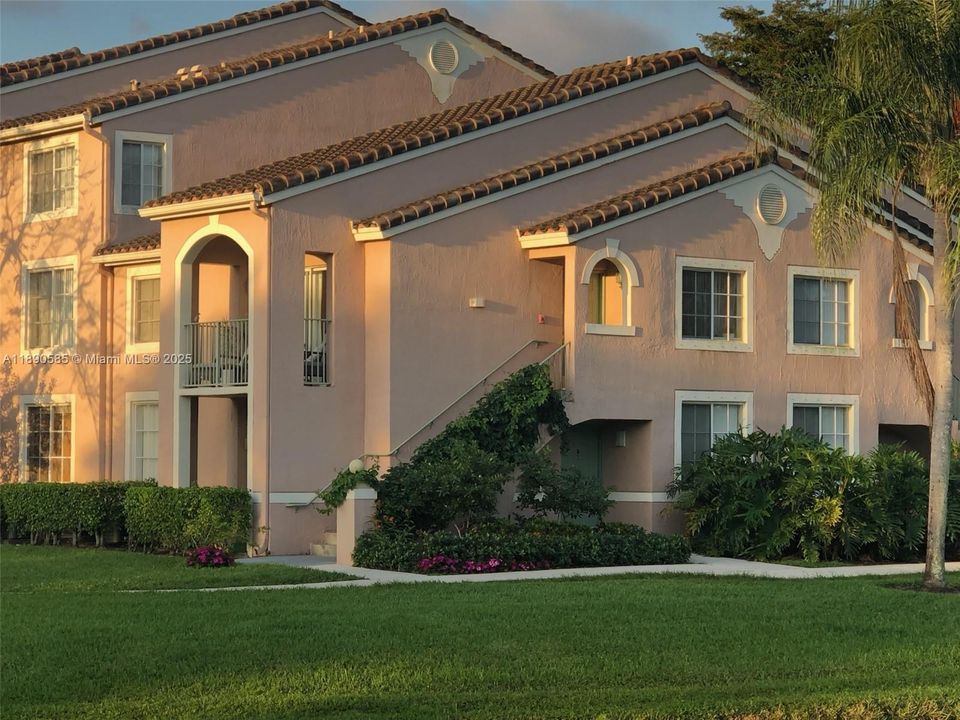 For Sale: $255,000 (1 beds, 1 baths, 618 Square Feet)