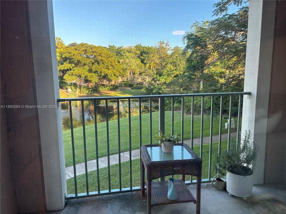 For Sale: $255,000 (1 beds, 1 baths, 618 Square Feet)