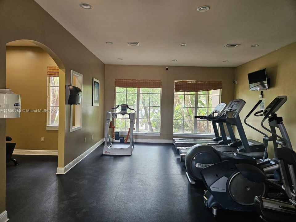 For Sale: $255,000 (1 beds, 1 baths, 618 Square Feet)