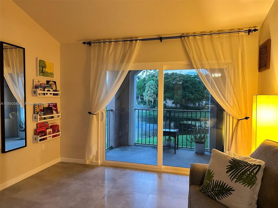 For Sale: $255,000 (1 beds, 1 baths, 618 Square Feet)