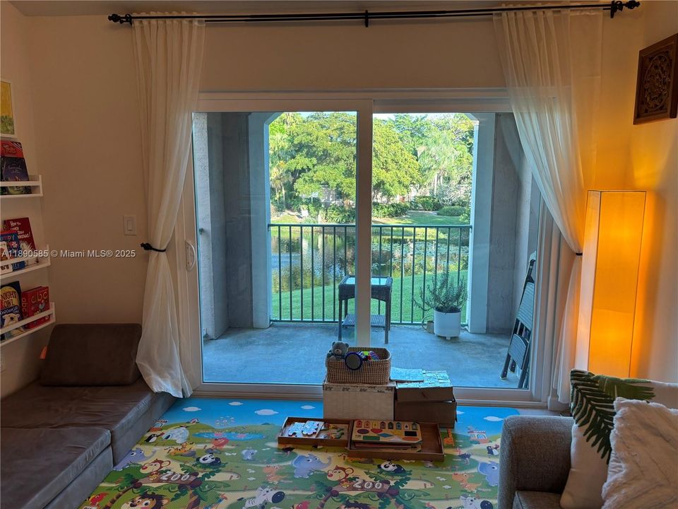 For Sale: $255,000 (1 beds, 1 baths, 618 Square Feet)