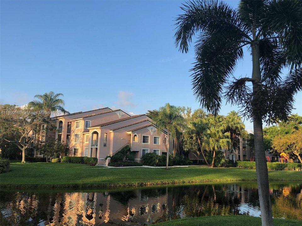 For Sale: $255,000 (1 beds, 1 baths, 618 Square Feet)