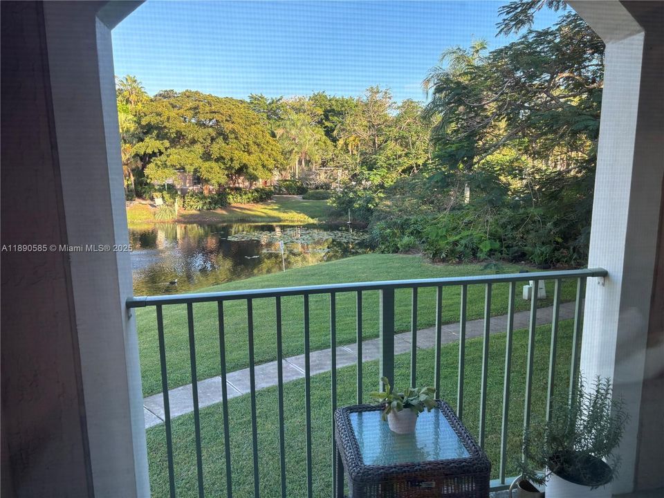 For Sale: $255,000 (1 beds, 1 baths, 618 Square Feet)