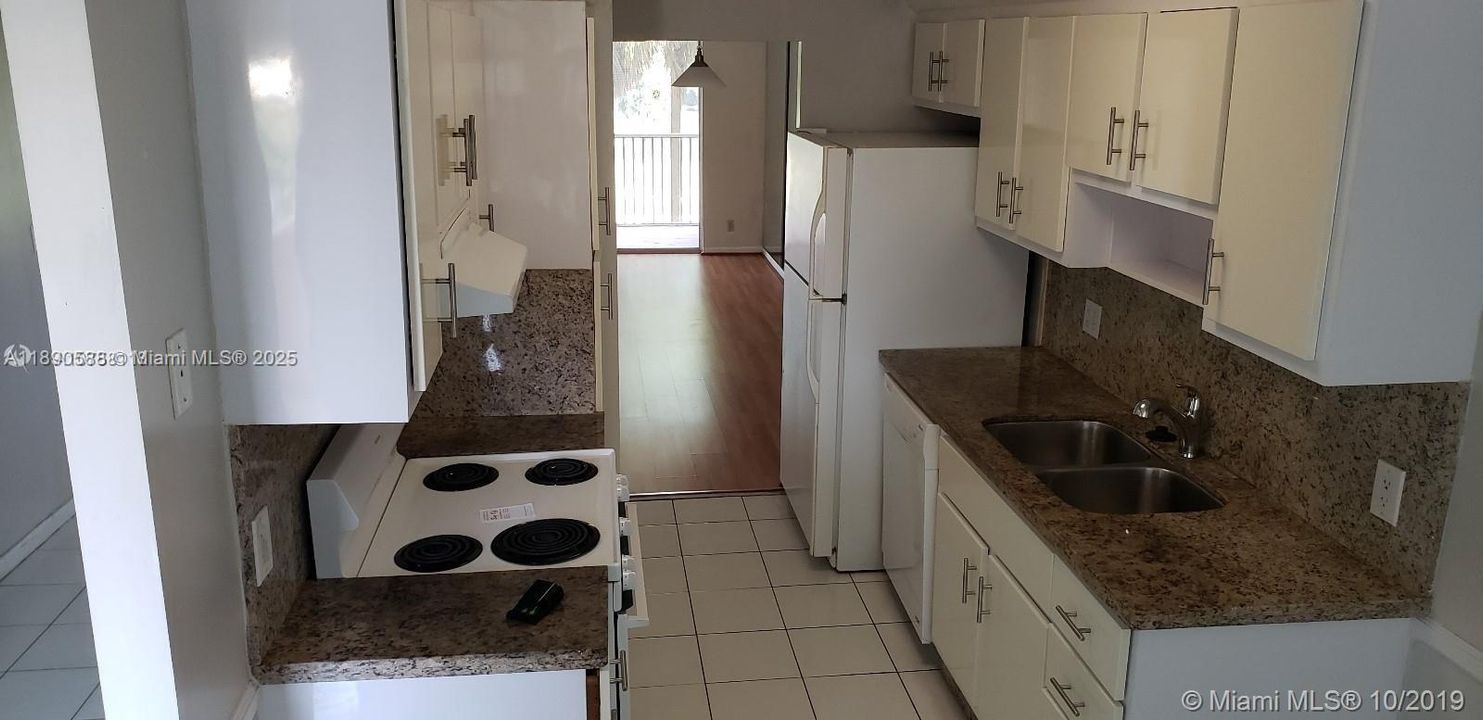 На продажу: $205,000 (2 спален, 2 ванн, 1015 Квадратных фут)