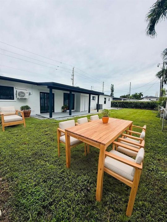 最近租的: $4,300 (5 贝兹, 3 浴室, 1561 平方英尺)