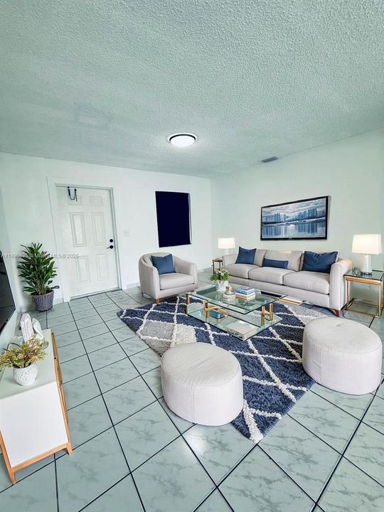 最近租的: $4,300 (5 贝兹, 3 浴室, 1561 平方英尺)