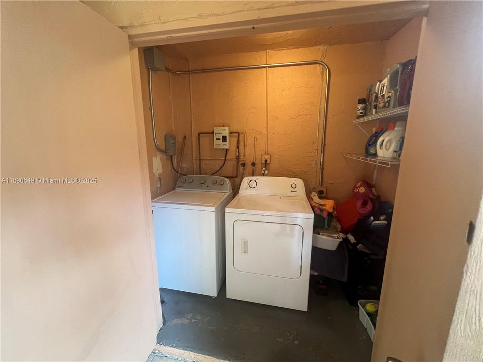 Activo con contrato: $279,000 (3 camas, 2 baños, 1360 Pies cuadrados)