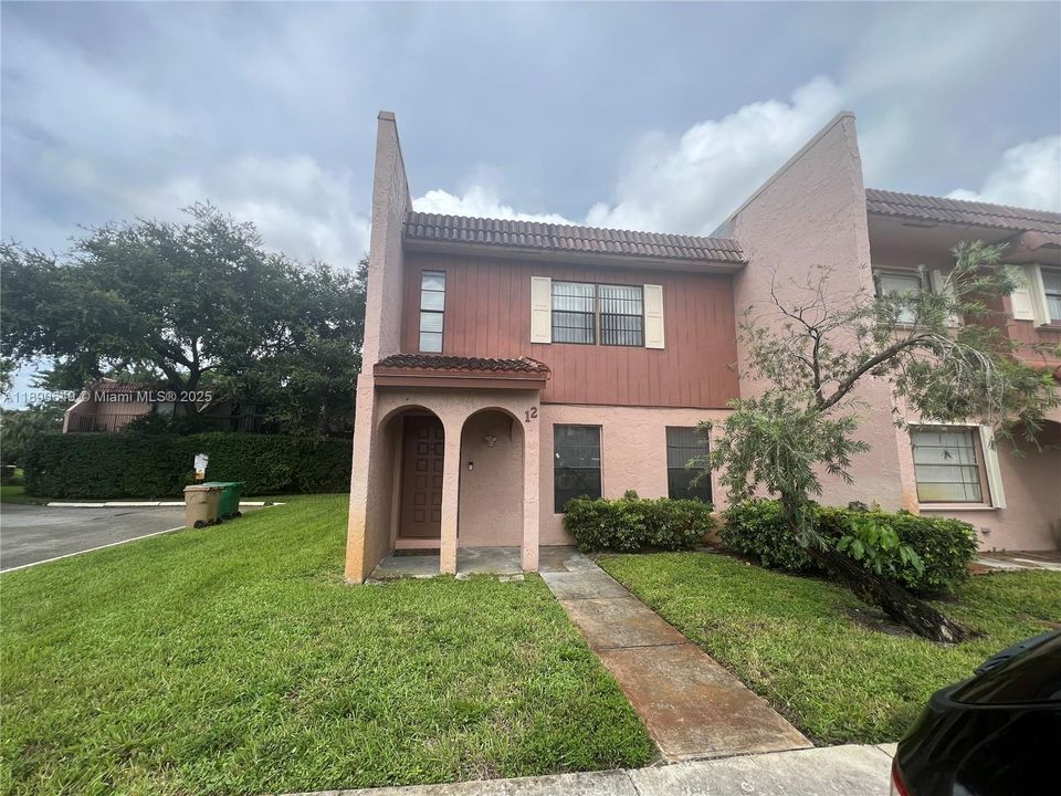 Activo con contrato: $279,000 (3 camas, 2 baños, 1360 Pies cuadrados)