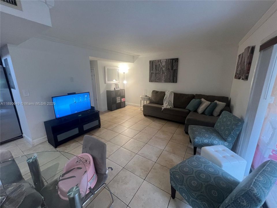 Activo con contrato: $279,000 (3 camas, 2 baños, 1360 Pies cuadrados)