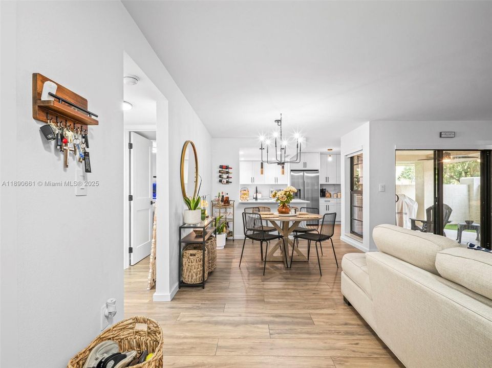 合同活跃: $375,000 (2 贝兹, 2 浴室, 1200 平方英尺)