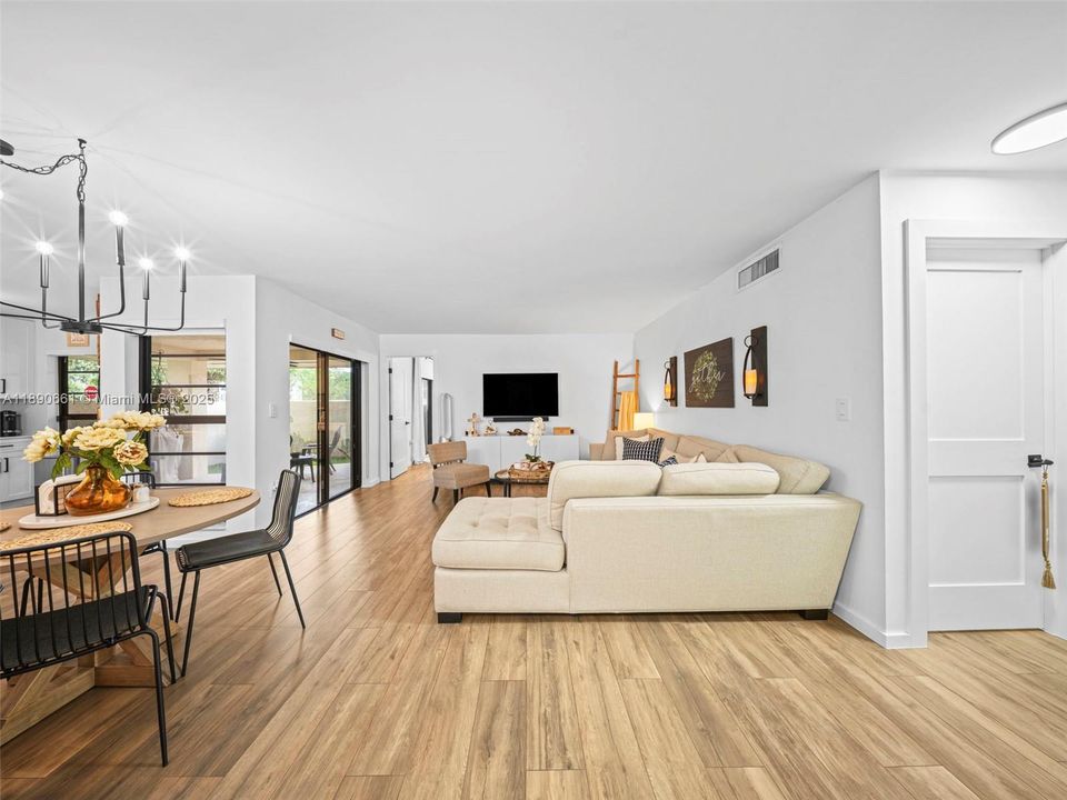 合同活跃: $375,000 (2 贝兹, 2 浴室, 1200 平方英尺)