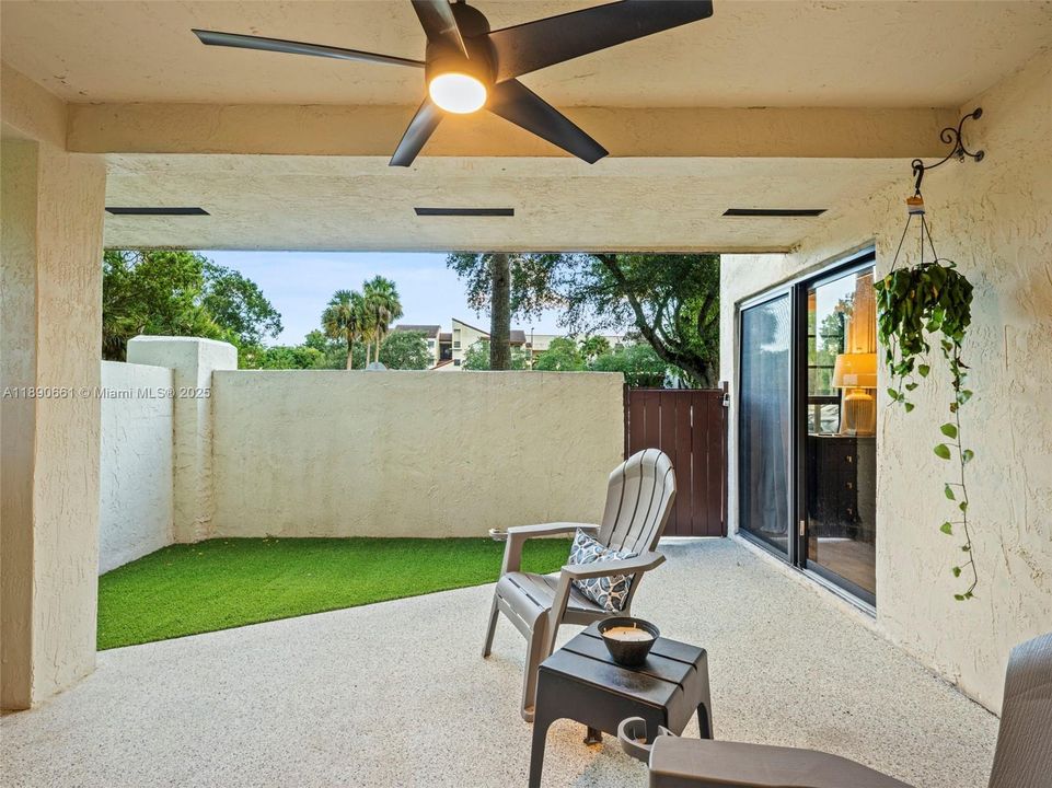 合同活跃: $375,000 (2 贝兹, 2 浴室, 1200 平方英尺)