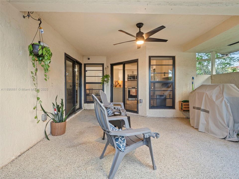 合同活跃: $375,000 (2 贝兹, 2 浴室, 1200 平方英尺)