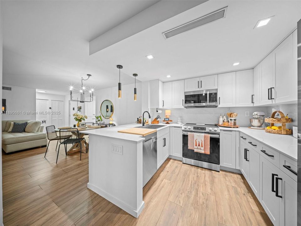 合同活跃: $375,000 (2 贝兹, 2 浴室, 1200 平方英尺)