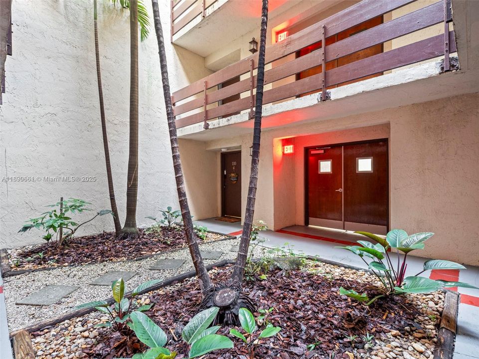 合同活跃: $375,000 (2 贝兹, 2 浴室, 1200 平方英尺)