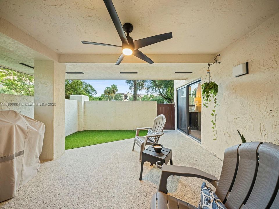 合同活跃: $375,000 (2 贝兹, 2 浴室, 1200 平方英尺)