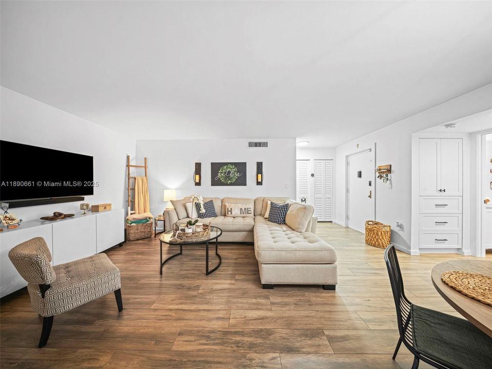 合同活跃: $375,000 (2 贝兹, 2 浴室, 1200 平方英尺)