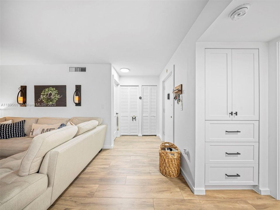 合同活跃: $375,000 (2 贝兹, 2 浴室, 1200 平方英尺)