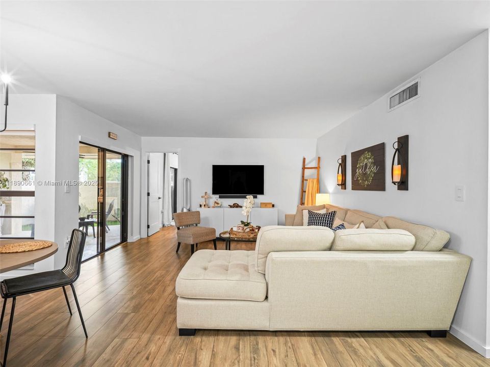 合同活跃: $375,000 (2 贝兹, 2 浴室, 1200 平方英尺)