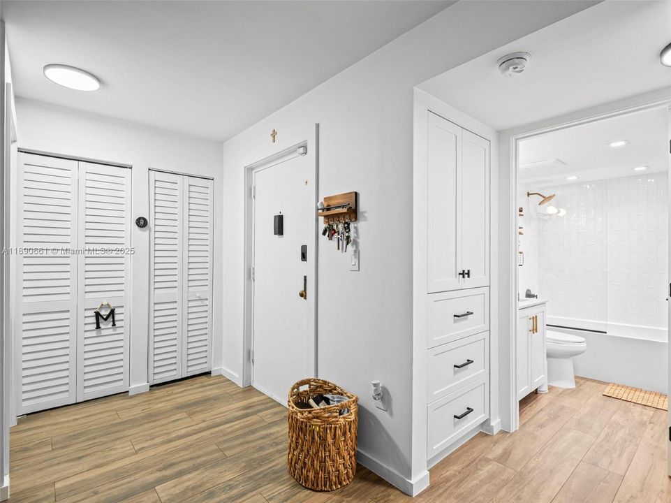 合同活跃: $375,000 (2 贝兹, 2 浴室, 1200 平方英尺)