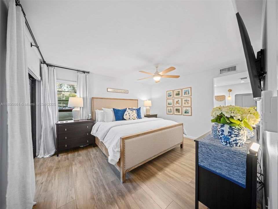 合同活跃: $375,000 (2 贝兹, 2 浴室, 1200 平方英尺)