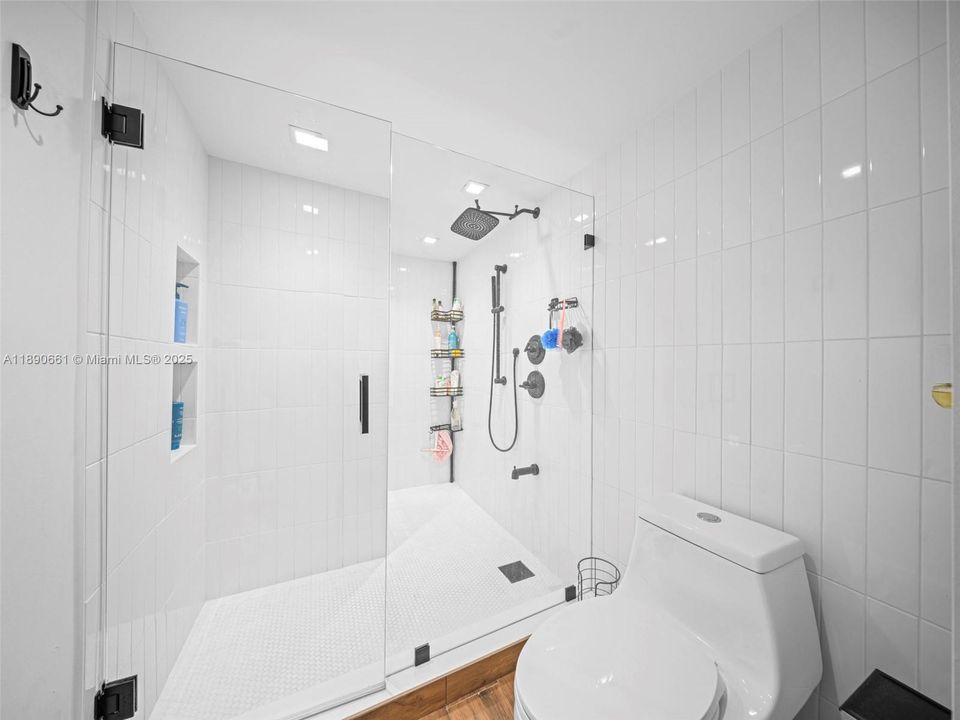 合同活跃: $375,000 (2 贝兹, 2 浴室, 1200 平方英尺)