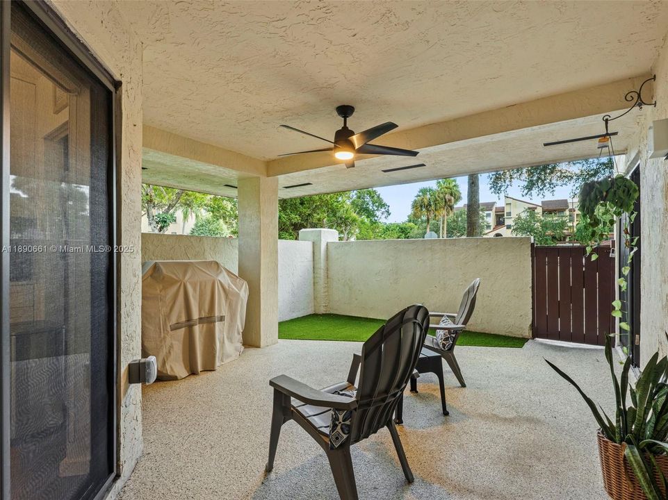 合同活跃: $375,000 (2 贝兹, 2 浴室, 1200 平方英尺)