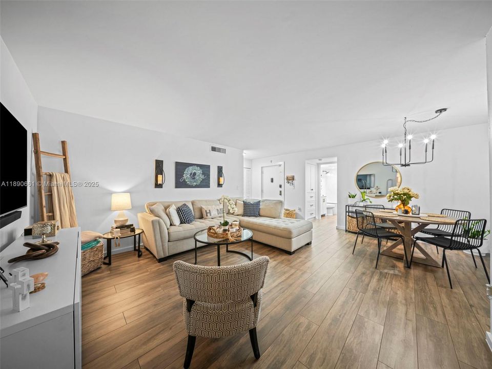 合同活跃: $375,000 (2 贝兹, 2 浴室, 1200 平方英尺)