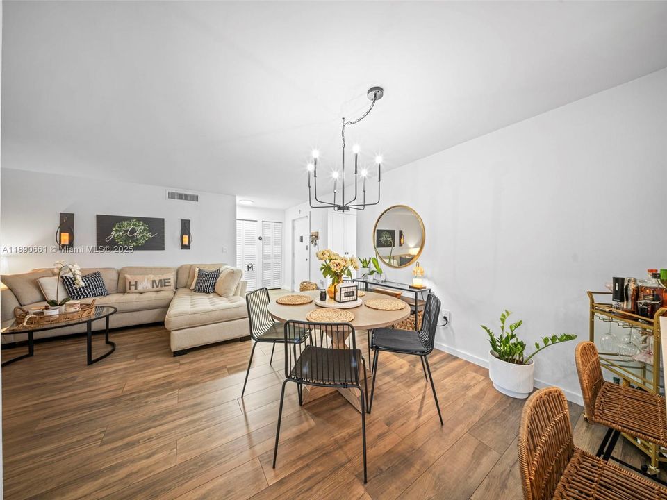 合同活跃: $375,000 (2 贝兹, 2 浴室, 1200 平方英尺)