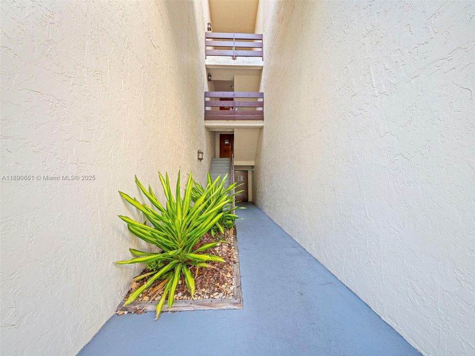 合同活跃: $375,000 (2 贝兹, 2 浴室, 1200 平方英尺)