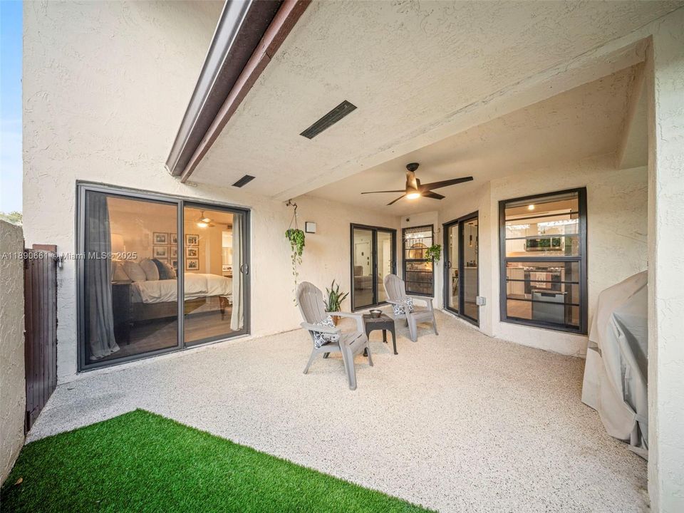 合同活跃: $375,000 (2 贝兹, 2 浴室, 1200 平方英尺)